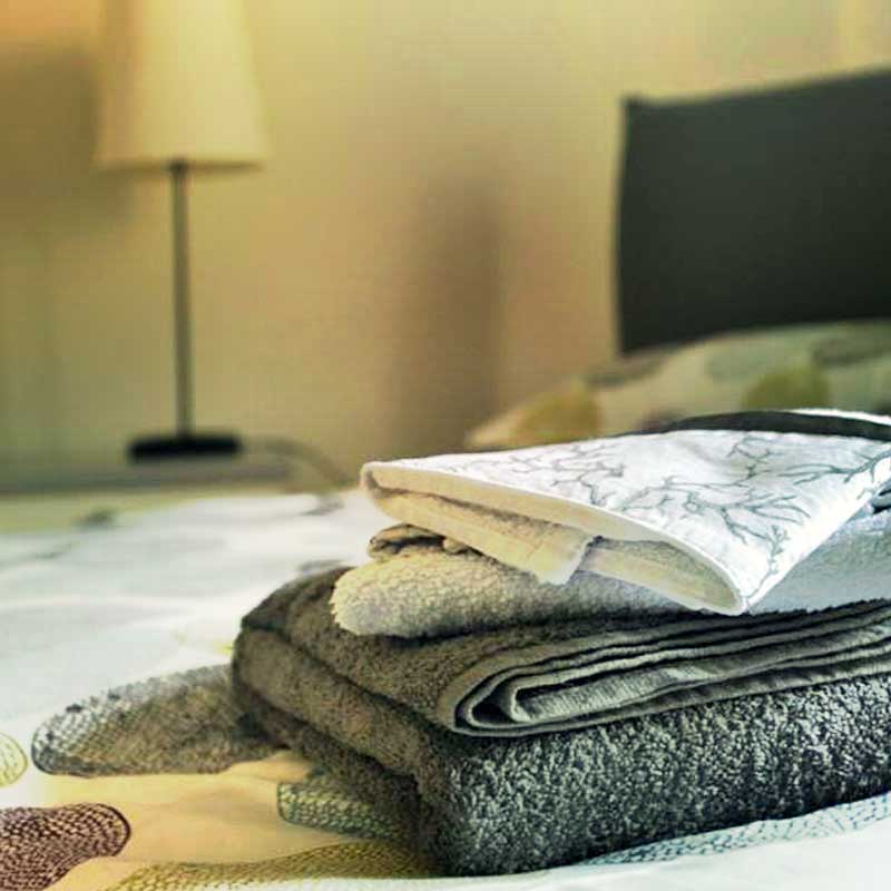 set bagno, lenzuola e coperte per il letto della Casa Vacanza Antico Cortile Perugia